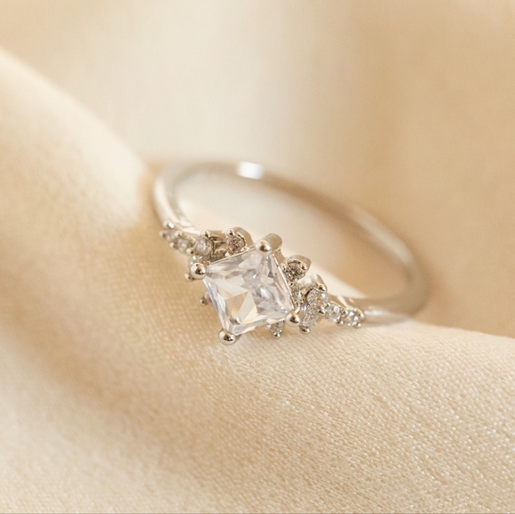 Sparkling Stone Ring - Picture 4 of 8